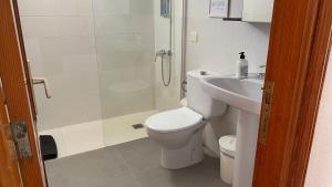 Koupelna v ubytování Vivienda Vacacional Delia Castillo 3B + 18 fotografií