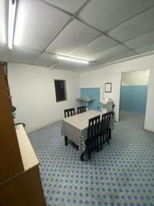 ジョージタウンにあるCJA Homestay Jalan Perakの部屋にテーブルと椅子がある部屋 +1枚の写真