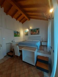 A bed or beds in a room at B&B Villa Bucceri