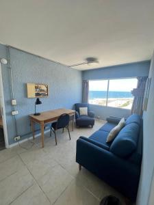 Uma área de estar em ZAG Coliving Punta del este