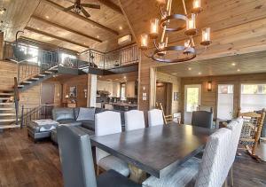 a dining room and living room with a table and chairs at Formidable Waterfront Cottage - Formidable Chalet sur bord de l'eau in Saint Come