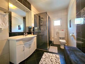 Kúpeľňa v ubytovaní Villa with a heated Pool near Split with Magnificent View