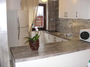 A kitchen or kitchenette at Erelia Cottage