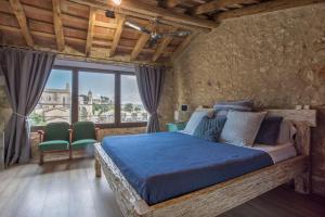 Postel nebo postele na pokoji v ubytování AS Palau dels Alemanys Suites Boutique Monument + 37 fotografií