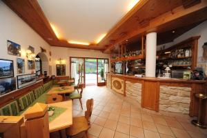 A television and/or entertainment centre at Sport Hotel Stella Alpina