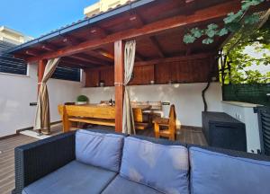 Posedenie v ubytovaní Villa with a heated Pool near Split with Magnificent View + 37 fotografií