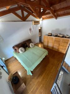 une vue aérienne d'une chambre avec un lit dans une pièce dans l'établissement Pejić Guest House, à Paliouri