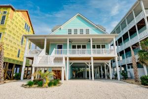 una casa en la playa con palmeras en Goin Coastal by Sea Scape Properties, en Ocean Isle Beach