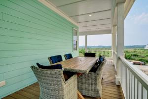 Un porche con una mesa y sillas de madera. en Goin Coastal by Sea Scape Properties, en Ocean Isle Beach 47 fotos más