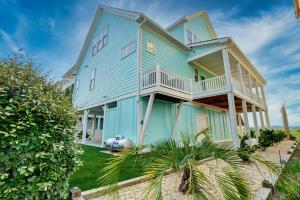Casa azul con balcón en Goin Coastal by Sea Scape Properties, en Ocean Isle Beach