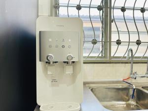 大山脚BM大山脚 Alma Single Storey Semi-D 5-minute To Aeon Mall的洗涤槽旁厨房里的肥皂机 更多37张照片