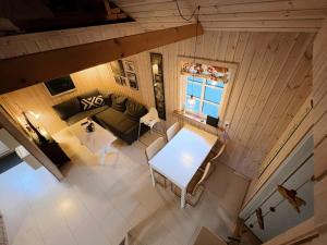 ein Wohnzimmer mit einem Sofa und einem Tisch in der Unterkunft Discover This Well-appointed Cottage H in Vágur