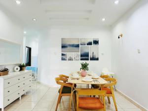 大山脚BM大山脚 Alma Single Storey Semi-D 5-minute To Aeon Mall的一间带桌椅的用餐室