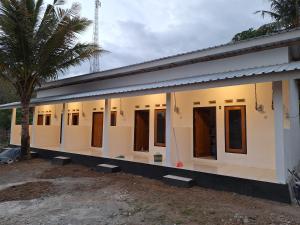 a side view of a house under construction at Asry Homestay in Sekongkang