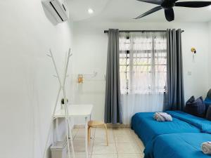 大山脚BM大山脚 Alma Single Storey Semi-D 5-minute To Aeon Mall的一间卧室配有两张床和吊扇