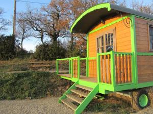 a play house on the back of a truck at La roulotte d'Alcas in Saint-Jean-et-Saint-Paul