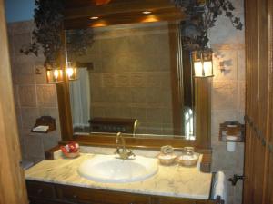 a bathroom with a sink and a mirror at Hotel Posada Real in A&iacute;nsa