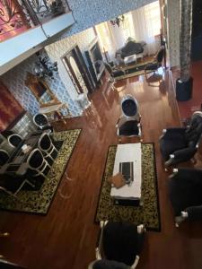 vista sul soffitto di un soggiorno con tavolo e sedie di Vila Arcada Otp a Otopeni