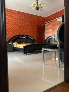 una camera da letto con due letti e uno specchio di Vila Arcada Otp a Otopeni