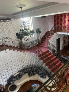 una scala decorata in un edificio con scala di Vila Arcada Otp a Otopeni 1 altra foto