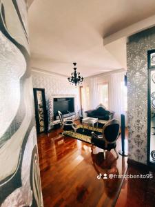 un soggiorno con un divano e una TV di Vila Arcada Otp a Otopeni