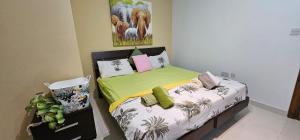a small bedroom with a bed with green sheets at Cozy Apartment 2 bdr 2 bth Terrace near Promenade J2 in Il-Gżira