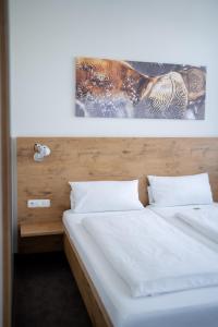Postel nebo postele na pokoji v ubytování Lahn Hotel