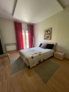 Dar el KoudiaにあるVilla Deluxe, pool, spacious garden, mountain viewの部屋の中に大きなベッドがある寝室 +38枚の写真