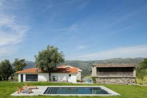 a house with a swimming pool in a yard at Casa Cândida in Abadim