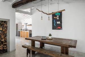 comedor con mesa de madera y chimenea en Casa Cândida, en Abadim