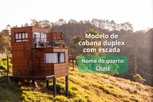 a tree house on the side of a hill at Away Cabanas Pedra Azul 5 min Rota Lagarto, deck panorâmico in Domingos Martins