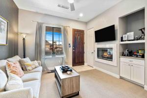 Una sala de estar con un sofá y un televisor. en La Quinta Gem 1 BR Pool Hot Tub Sleeps 4, en La Quinta