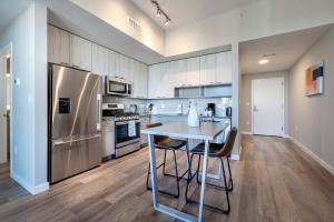 Kuchyň nebo kuchyňský kout v ubytování Trendy Apt On Harbor with Gym + 4 fotografie