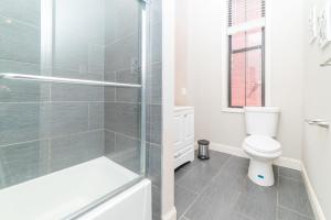 ピッツバーグにあるUnbeatable Location - Walkable Entertainmentのトイレとガラスのシャワー付きのバスルーム +20枚の写真
