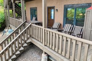 Balkón nebo terasa v ubytování Boulder Ridge Cabin