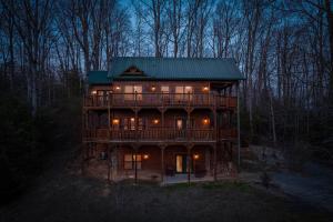een groot houten huis met een groen dak 's nachts bij Majestic Views Holiday home in Gatlinburg