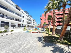 モトリルにあるPUSHE Playa Granada Beach & Golf 5の椰子の木や建物のある通り