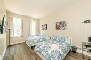 una camera da letto con due letti e una TV a schermo piatto di Studio Suite - No Steps - Walkable & Free Parking a Pittsburgh