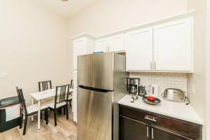 Cucina o angolo cottura di Studio Suite - No Steps - Walkable & Free Parking
