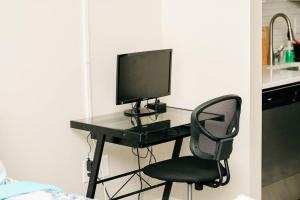 TV o dispositivi per l'intrattenimento presso Studio Suite - No Steps - Walkable & Free Parking