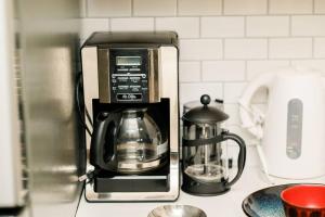 Cucina o angolo cottura di Studio Suite - No Steps - Walkable & Free Parking