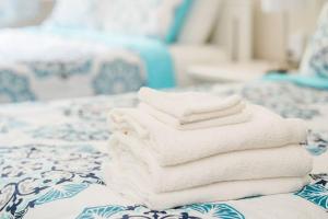 Letto o letti in una camera di Studio Suite - No Steps - Walkable & Free Parking