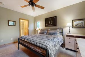 Una cama o camas en una habitación de Beautiful East Vail 3 Bedroom Condo w/Hot Tub On shuttle Route. 19 fotos más