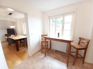 Una sala de estar con una mesa y un espejo. en Aparte 3-Zi-Wohnung im Oberallgäu direkt am Berg!, en Immenstadt im Allgäu