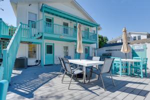 默特尔比奇Private Pool Family Home in North Myrtle Beach的庭院配有白色的桌椅
