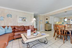 Private Pool Family Home in North Myrtle Beach的厨房或小厨房