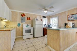Private Pool Family Home in North Myrtle Beach的厨房或小厨房
