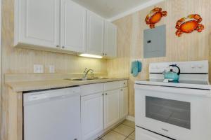 Private Pool Family Home in North Myrtle Beach的厨房或小厨房
