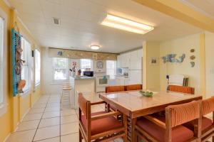 Private Pool Family Home in North Myrtle Beach的厨房或小厨房