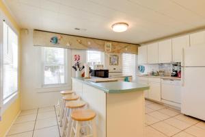 Private Pool Family Home in North Myrtle Beach的厨房或小厨房
